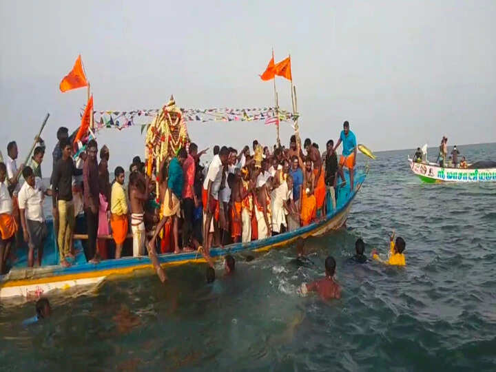 நாகையில் நடுக்கடலில் சிவனுக்கு தங்க, வெள்ளி மீன் அர்ப்பணிக்கும் விழா!!