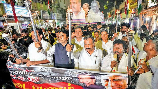 கூட்டணியில் இல்லை என்பதற்காக ஏன் இப்படி இரட்டை வேடம் போட வேண்டும்?தி.மு.க.வை விளாசிய மாணிக்கம் தாகூர்..!!
