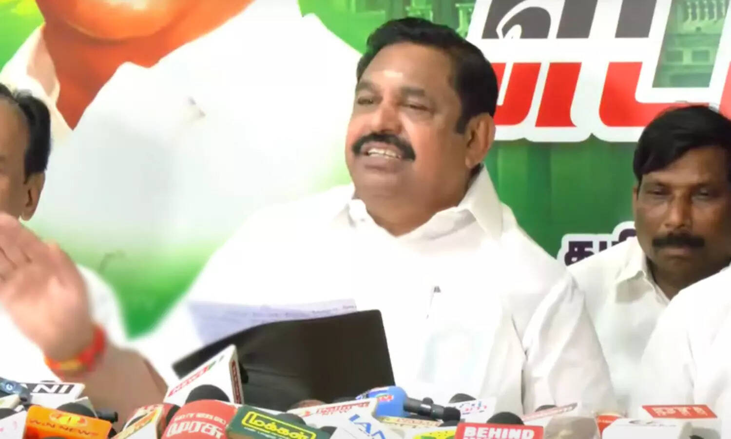 முகத்தை துடைக்கிறேன்.. இதில் என்ன அரசியல் இருக்கிறது - இபிஎஸ் கேள்வி..!!