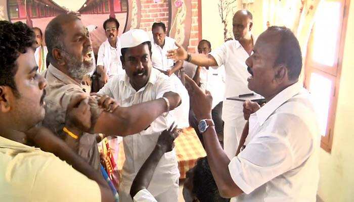 காங். கூட்டத்தில் அடிதடி - நாற்காலி வீச்சு