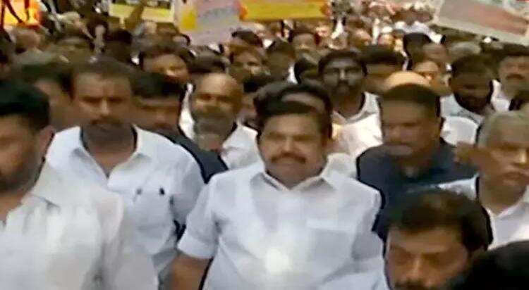 தொடங்கியது பேரணி....சற்று நேரத்தில் ஆளுநரை சந்திக்கிறார் எடப்பாடி பழனிசாமி!