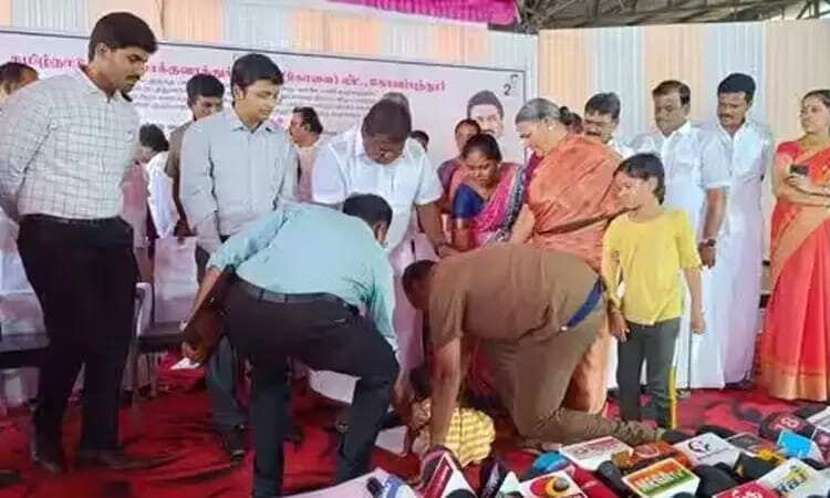 6 மாத குழந்தையுடன் அமைச்சரின் காலில் விழுந்த ஓட்டுநருக்கு விருப்பப்படி பணியிட மாற்றம்!