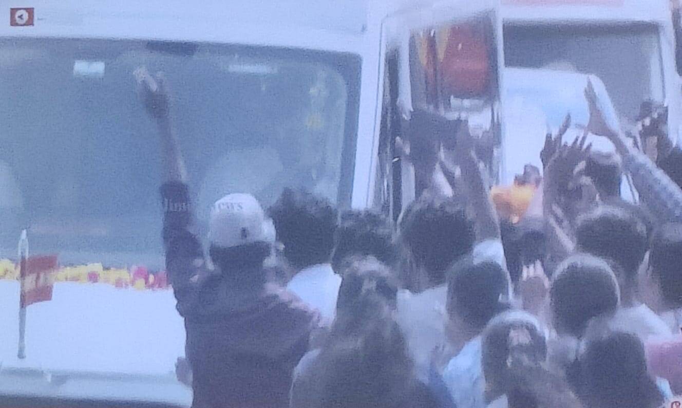 தொண்டர்கள் புடைசூழ வேலூர் வந்து கொண்டிருக்கிறார் தவெக தலைவர் விஜய்..!