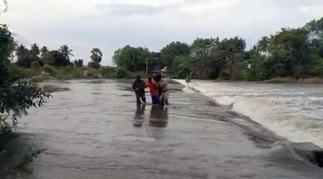 நெமிலி அருகே வெள்ளத்தில் சிக்கித்தவித்த போதை இளைஞரை மீட்ட போலீசார்!