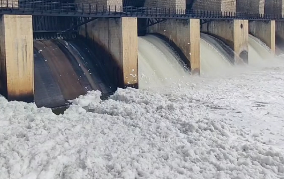 தென்பெண்ணை ஆற்றில் மலைப்போல் குவியும் ரசாயன நுரை- அதிர்ச்சியில் கலங்கும் விவசாயிகள்