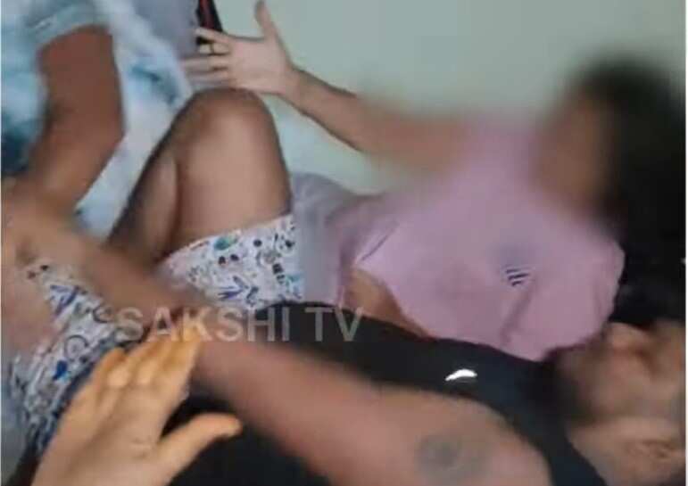 கட்டிலில் கள்ளக்காதலியுடன் உல்லாசமாக இருந்த கணவன்! இருவரையும் வெளுத்தெடுத்த மனைவி