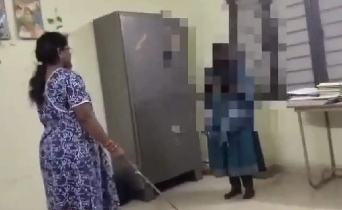 பட்டியலின மாணவியை கண்மூடித்தனமாக தாக்கும் விடுதி வார்டன்! அதிரவைக்கும் காணொலி