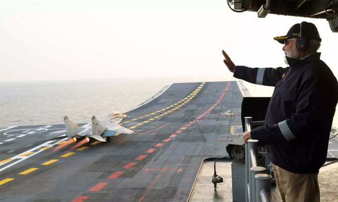 “பிரம்மோஸ் பெயரை கேட்டால் பதற்றம்”- போர்க்கப்பலில் தீபாவளி கொண்டாடிய மோடி