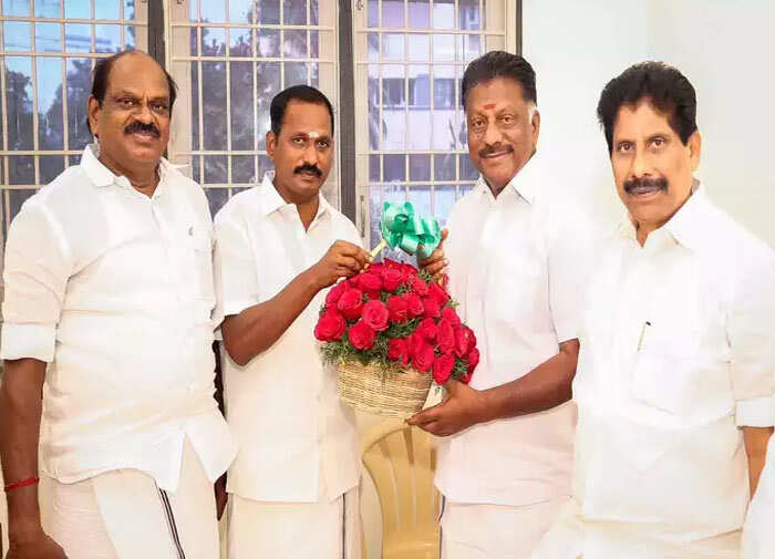 ஓபிஎஸ் உடன் கைகோர்த்த மாஜி - இபிஎஸ்க்கு சேந்தமங்கலம் தொகுதியில் பின்னடைவு