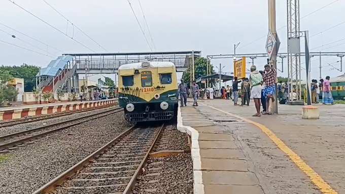 சென்னை - கும்மிடிப்பூண்டி மார்க்கத்தில் புறநகர் ரயில் சேவை பாதிப்பு.. பொதுமக்கள் தவிப்பு..
