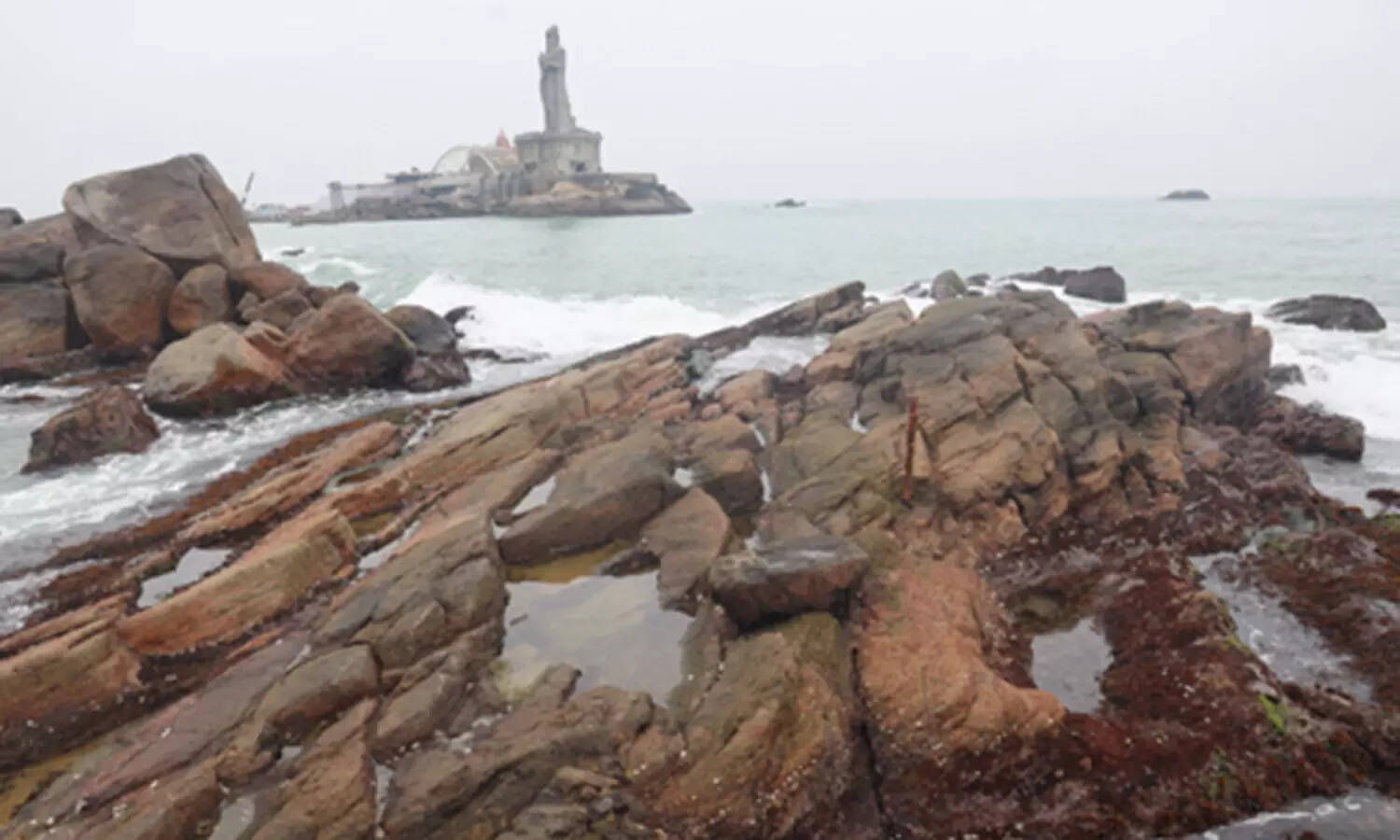 திடீரென உள்வாங்கிய கடல்... சுற்றுலா பயணிகள் பீதி..!