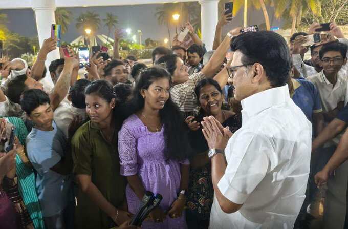 திடீரென மெரினாவுக்கு சென்று பொங்கல் பரிசு வழங்கிய மு.க.ஸ்டாலின்!