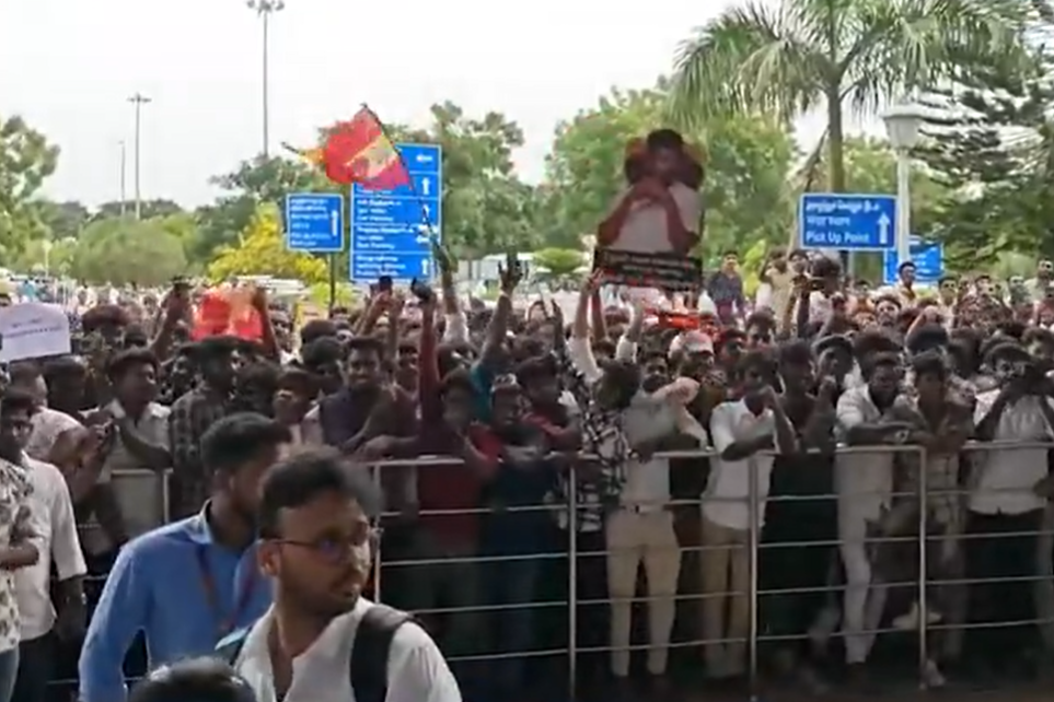 14 ஆண்டுகளுக்கு பின் மதுரை வரும் விஜய்... விமான நிலையத்தில் குவிந்துள்ள மக்கள்