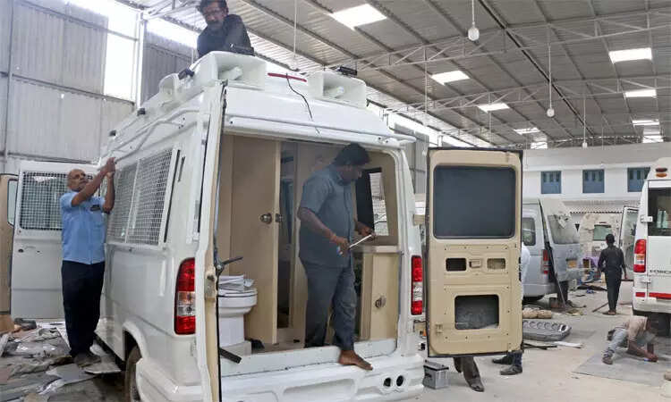 நவீன வசதியுடன் தயாராகும் அரசியல் தலைவர்களின் பிரச்சார வாகனங்கள்..!