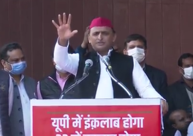 டிவிட்டரில் உ.பி துணை முதல்வரை வம்புக்கு இழுத்து வாங்கி கட்டிக் கொண்ட சமாஜ்வாடி கட்சி தலைவர் அகிலேஷ் யாதவ்