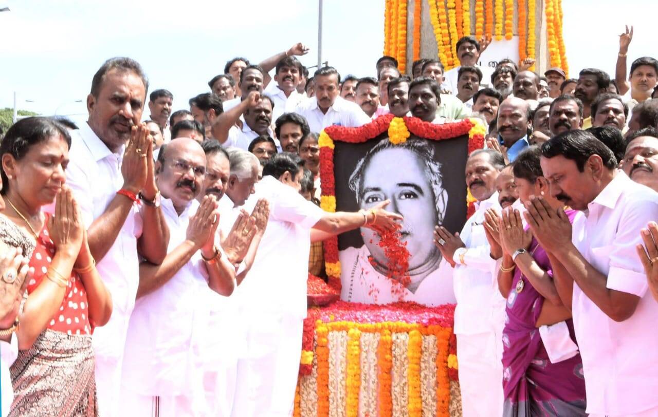 அண்ணாவின் திருவுருவ படத்திற்கு எடப்பாடி பழனிசாமி மலர் தூவி மரியாதை!