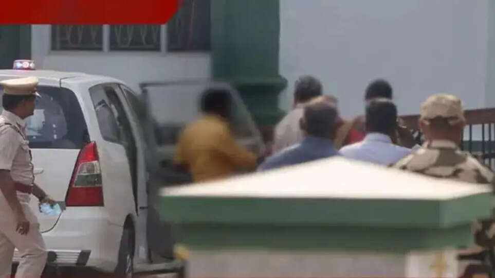 சுவாதி மீது நீதிமன்ற அவமதிப்பு வழக்கு பாய்ந்த்து..