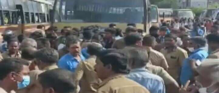 நடத்துநர் மீது மாணவர்கள் தாக்குதல் - அரசு பேருந்துகள் நிறுத்தம்!!