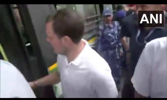 # BREAKING டெல்லியில் ராகுல் காந்தி உள்ளிட்ட எம்.பிக்கள் கைது..!!