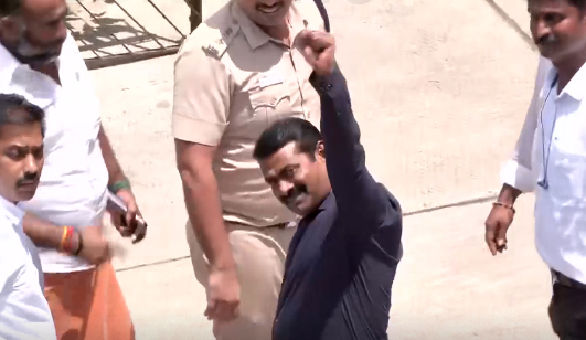 நடிகை விஜயலட்சுமி விவகாரம் - போலீஸ் ஸ்டேஷனில் ஆஜரானார் சீமான்