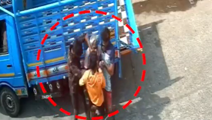 பட்டப்பகலில் நடுரோட்டில் முதியவரின் வாயை மூடி பணம் பறித்த இளைஞர்கள்