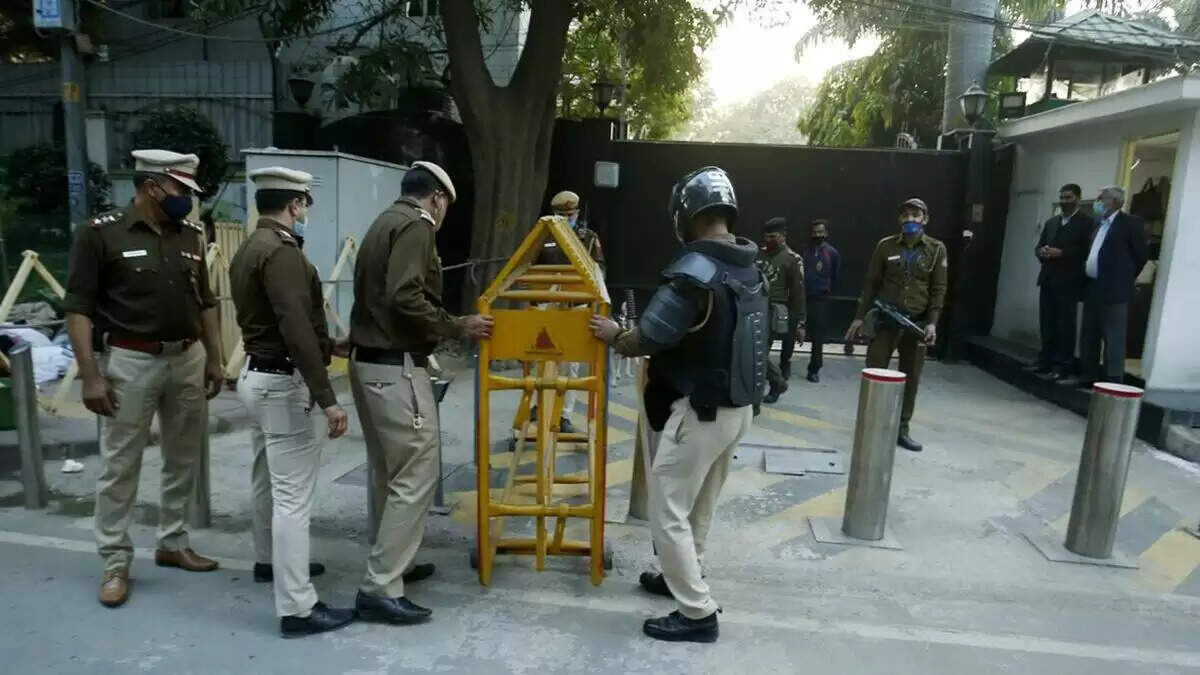 கெஜ்ரிவால் வீட்டின்முன்பக்கம்