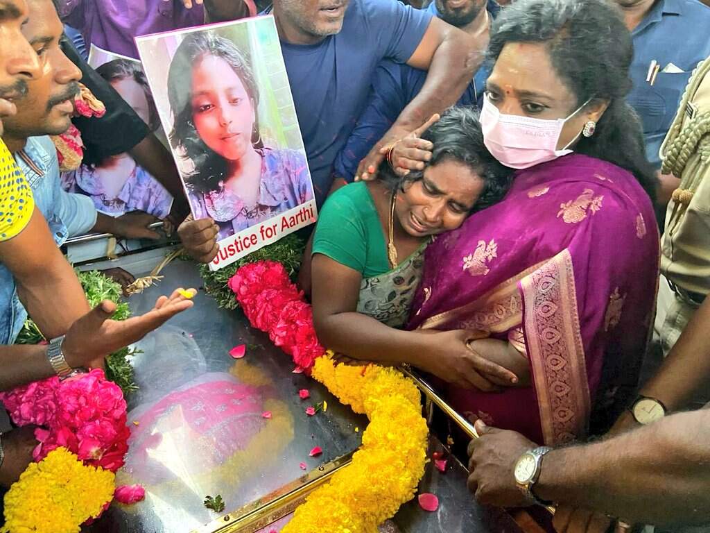 புதுச்சேரியில் உயிரிழந்த 9-வயது சிறுமியின் உடலுக்கு அஞ்சலி செலுத்திய கவர்னர் தமிழிசை சௌந்தர்ராஜன்