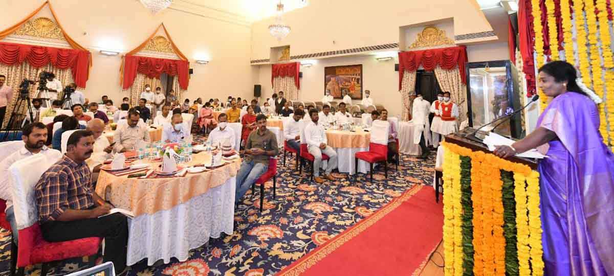 அவமானப்படுத்துகிறார்கள்... : செய்தியாளர்களிடம் தமிழிசை குமுறல்