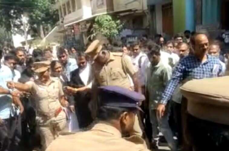 மனைவியை கொலை செய்துவிட்டு குழந்தையுடன் தப்பி ஓடிய கணவன்