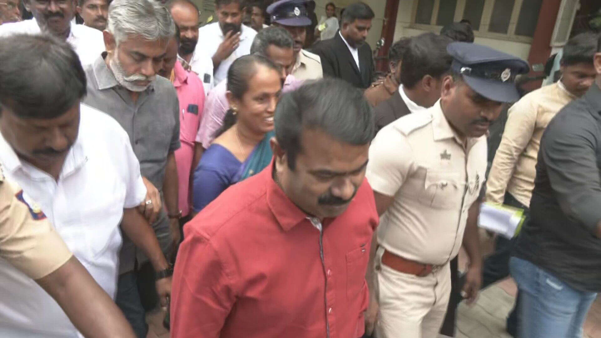 ஈரோடு நீதிமன்றத்தில் சீமான் நேரில் ஆஜர்!!