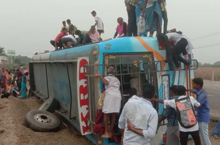 செந்துறை அருகே தனியார் பேருந்து கவிழ்ந்து விபத்து: கல்லூரி மாணவர் பலி, 30 பேர் காயம்!