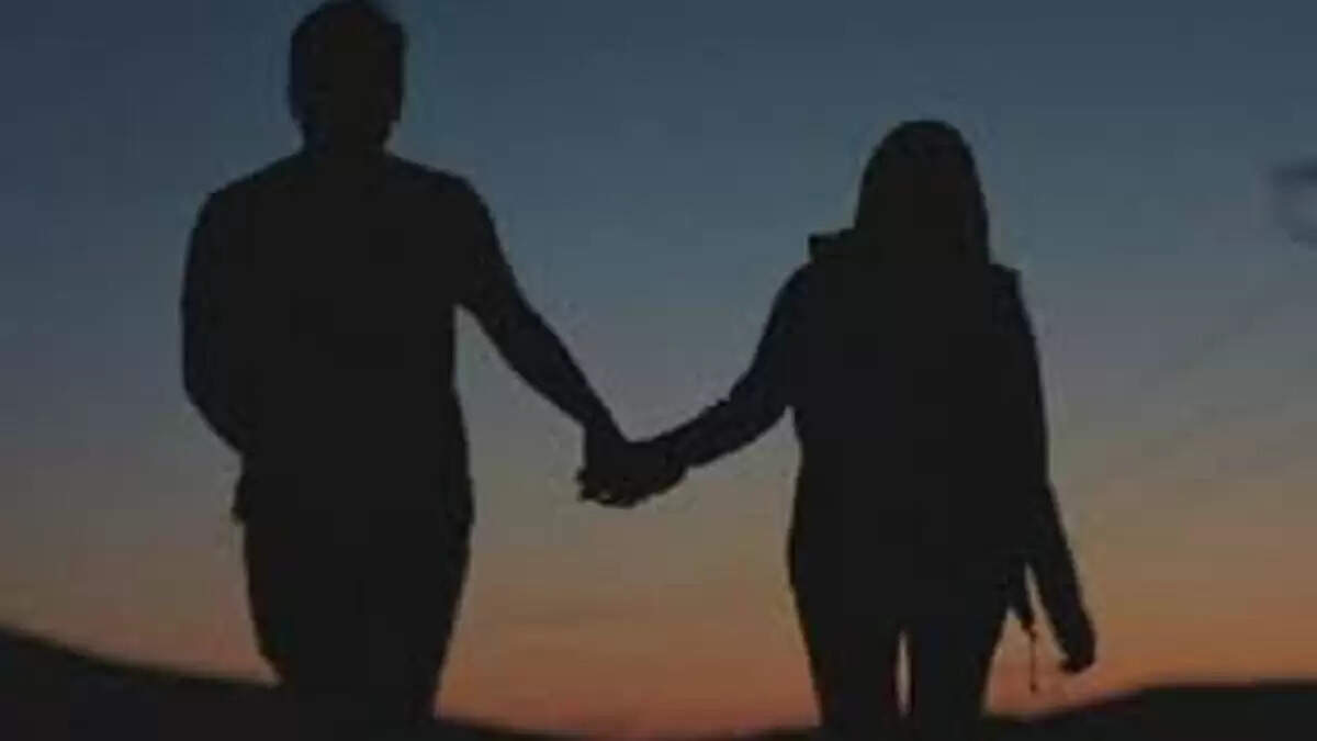 மாணவனுடன் மாயமான ஆசிரியை - அதிர்ச்சியில் பெற்றோர் ; வலைவீசும் போலீசார்!!