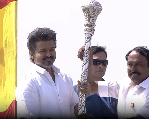 விஜய்க்கு வெள்ளி செங்கோல் வழங்கி இன்ப அதிர்ச்சி கொடுத்த செங்கோட்டையன்..!