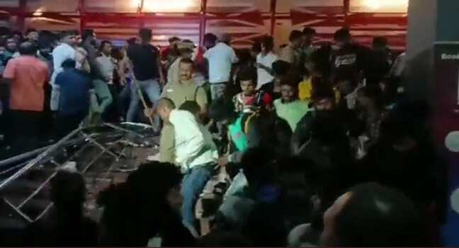 கோவையில் துணிவு படம் வெளியான திரையரங்கில் அஜித் ரசிகர்கள் ரகளை - போலீசார் தடியடி!