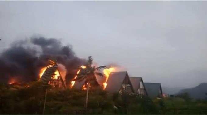 ராஜபக்சேக்களுக்கு சொந்தமான ஹோட்டல் தீ வைத்து எரிப்பு.. இலங்கையில் தொடரும் பதற்றம்..