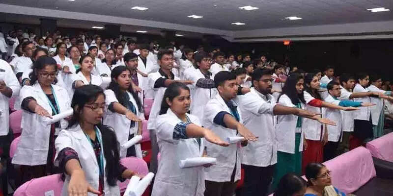 அரசு மருத்துவக் கல்லூரி டீன்களுடன் அமைச்சர் மா.சுப்பிரமணியன் இன்று அவசர ஆலோசனை..