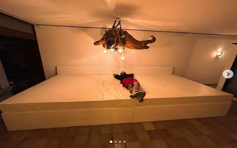 உலகின் மிகப்பெரிய படுக்கை - ஒரே கட்டிலில் 6 மனைவிகள்