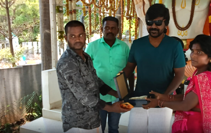 “அந்த மனசுதான் சார் கடவுள்”- கரையானால் கலங்கி நின்ற தம்பதிக்கு ரூ.1 லட்சம் கொடுத்த ராகவா லாரன்ஸ்!