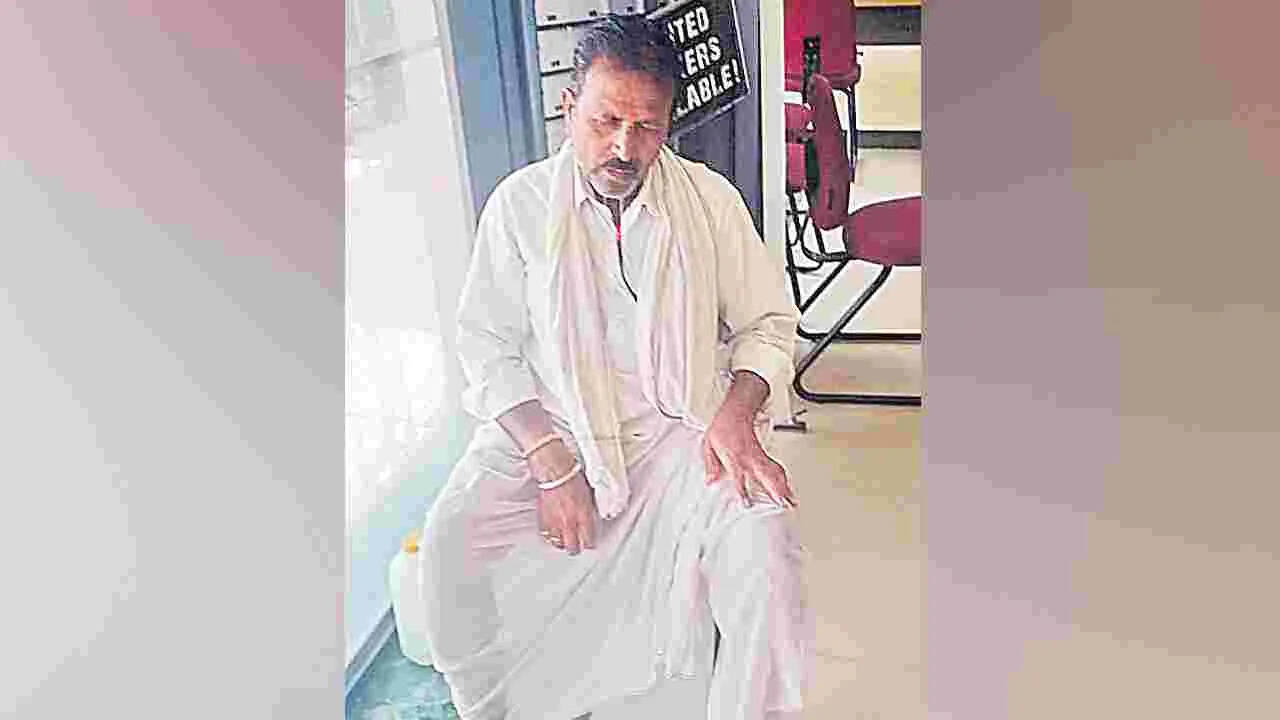 கடனை கட்ட சொல்லி தொல்லை... வங்கி முன் விவசாயி தற்கொலை