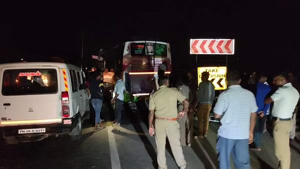 ராசிபுரம் : விபத்து சீரமைப்பு பணியில் ஈடுபட்டிருந்த காவலர்கள் ; சுற்றுலா வேன் மோதி பலி..