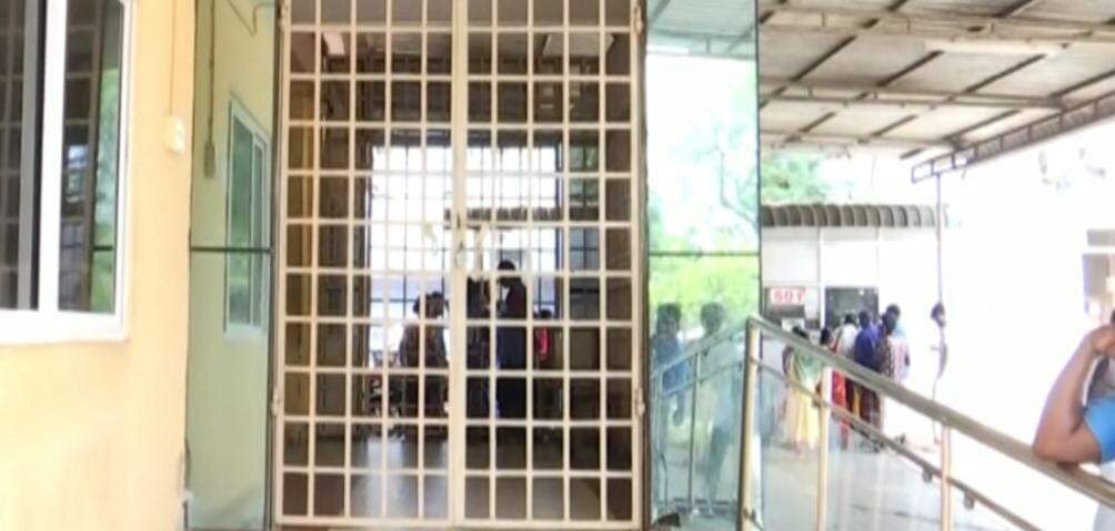 11ம் வகுப்பு மாணவனுக்கு அரிவாள் வெட்டு - 3 சிறார்களிடம் விசாரணை