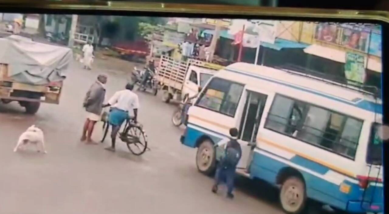 கோவையில் அதிர்ச்சி..! சிறுவன் மீது ஏறி இறங்கிய பள்ளி வேன்..!