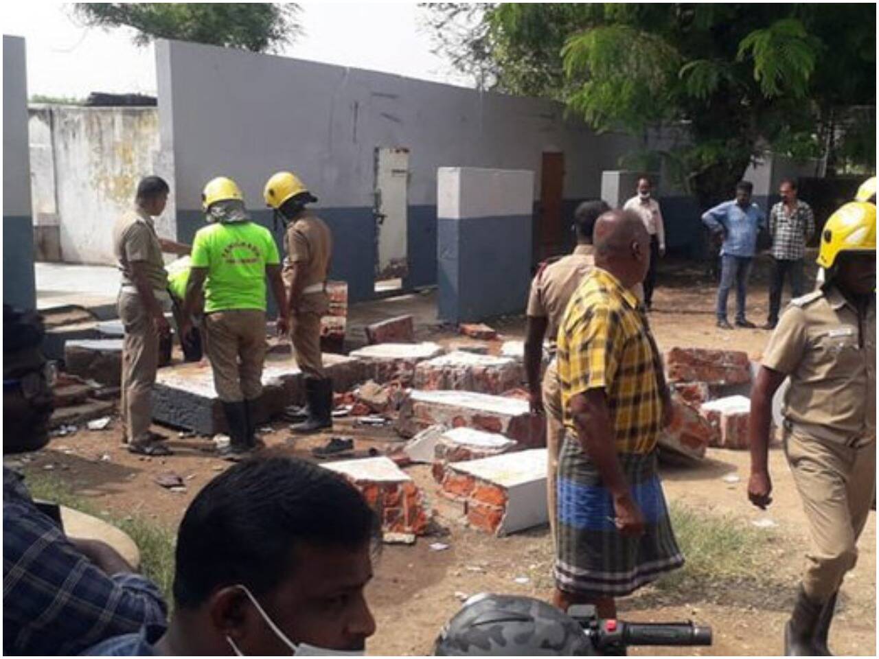 நெல்லையில் பள்ளி கட்டடம் இடிந்து 2 மாணவர்கள் உயிரிழப்பு!!