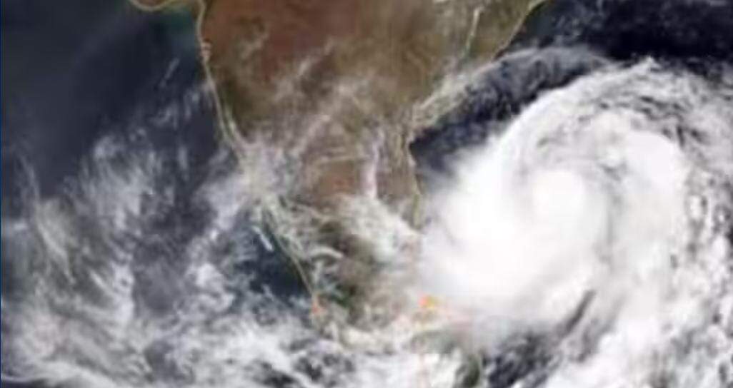 காற்றழுத்த தாழ்வு பகுதி தொடர்ந்து அதே பகுதியில் நிலவுகிறது!