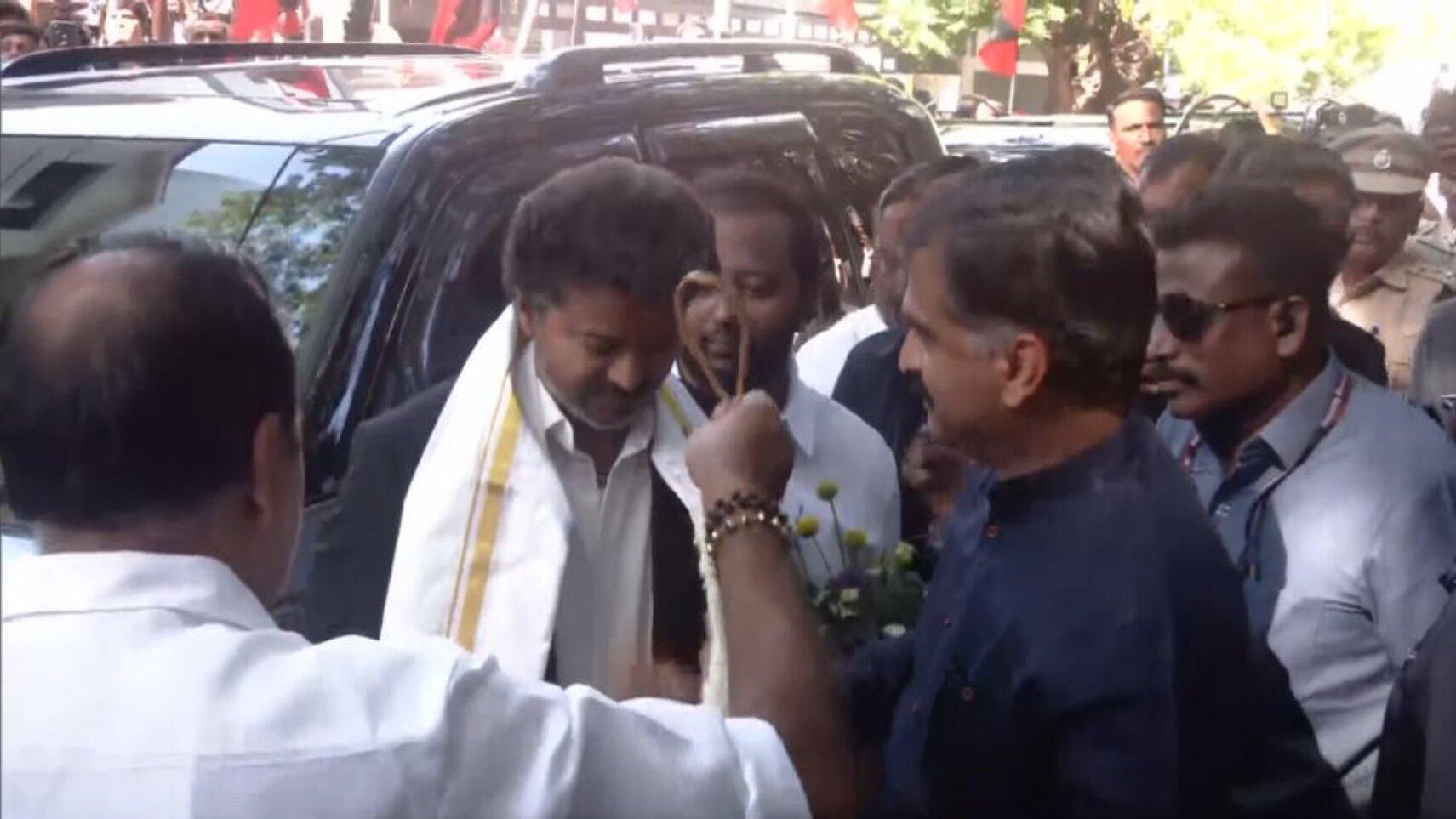 வைகோவை நேரில் சென்று சந்தித்தார் விஜய்