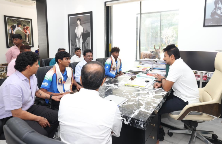 தமிழகத்தின் பெருமை..! யு-19 கிரிக்கெட் வீரர்களுக்கு துணை முதல்வர் உதயநிதி ஸ்டாலின் பொன்னாடை போர்த்தி பாராட்டு..!
