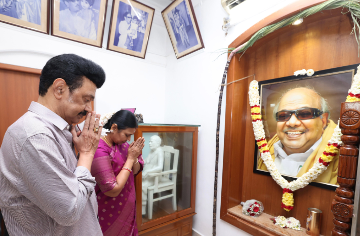 கலைஞர் உருவப் படத்திற்கு முதலமைச்சர் மு.க.ஸ்டாலின் மரியாதை