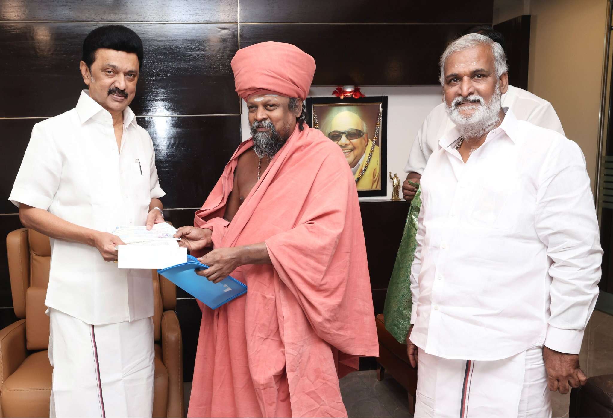 மிக்ஜாம் புயல் - ரூ.5 லட்சம் நிதியுதவி வழங்கினார் குன்றக்குடி பொன்னம்பல அடிகளார்.