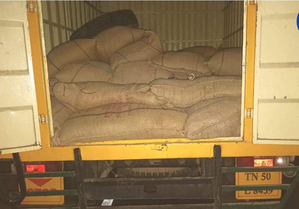 ராமநாதபுரத்தில் சரக்கு வேனில் கடத்திய 2 டன் ரேஷன் அரிசி பறிமுதல்!