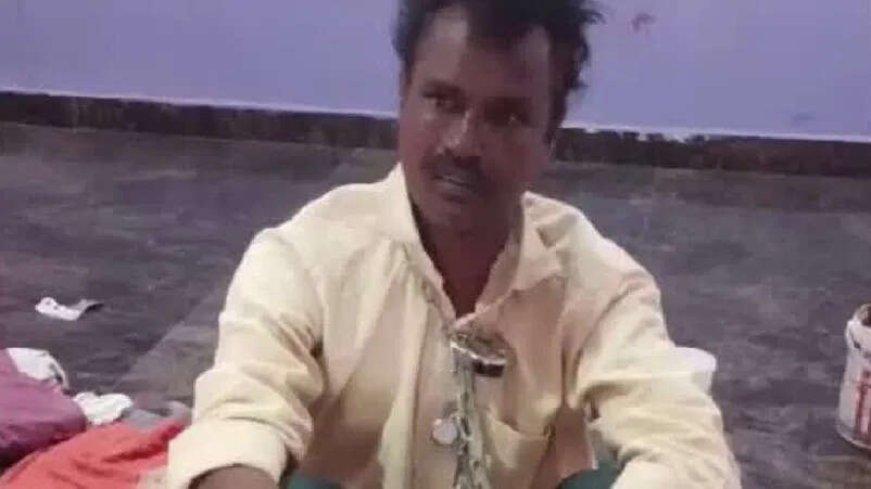 கணவனை சங்கிலியால் கட்டி வைத்து டார்ச்சர் செய்த மனைவி - அதிர்ச்சி தரும் சம்பவம்!!